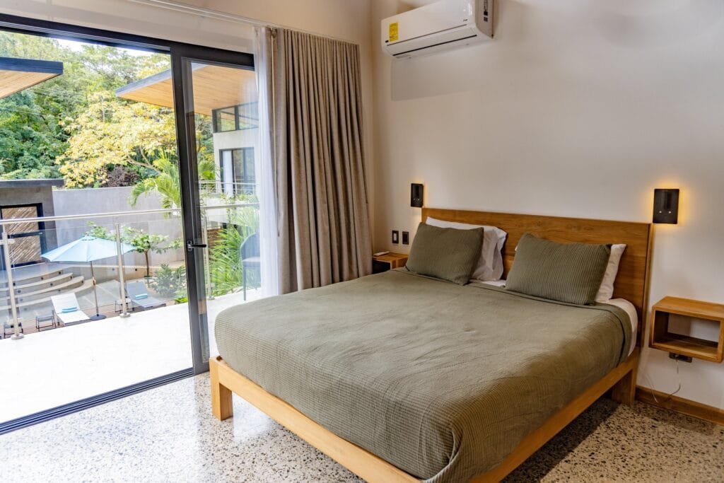 Colibrí, bedroom with pool view