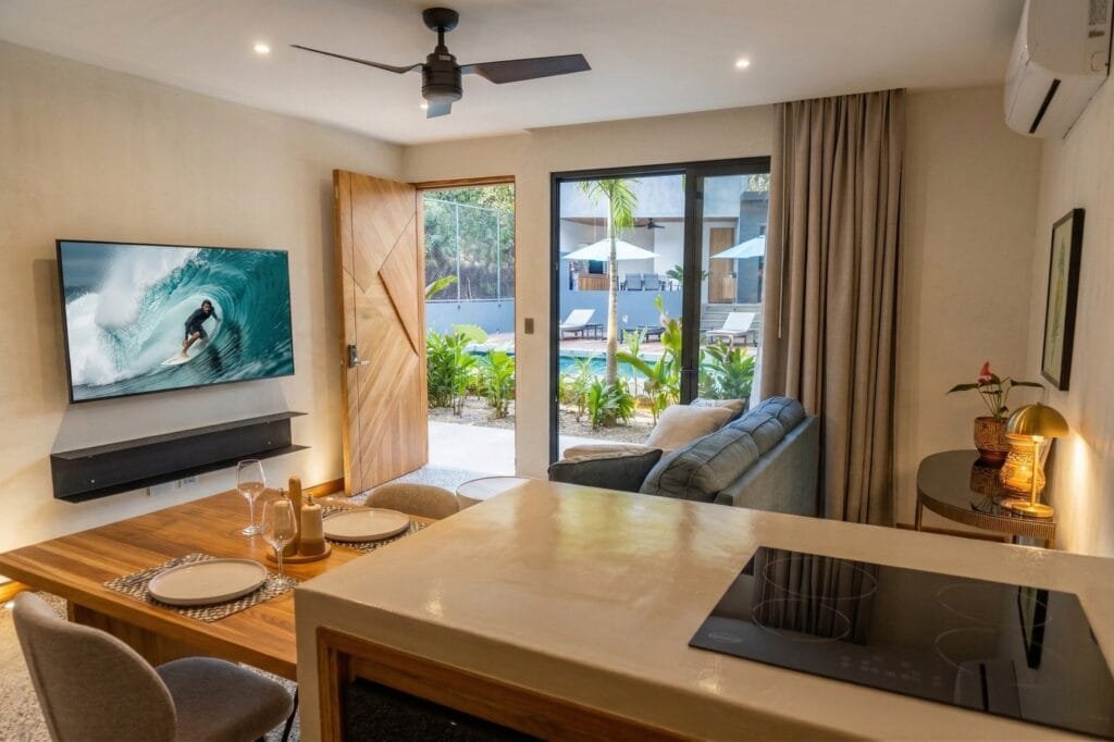 Perico, living area with the door to the pool